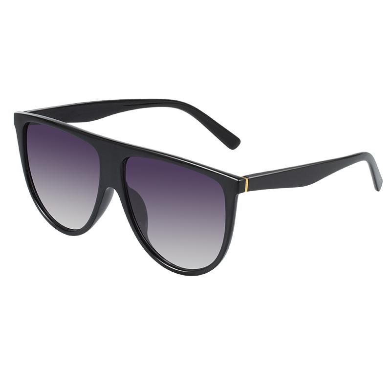 Oversized vintage women's UV400 sunglasses by Stevvex with retro style and elegant design, shown on a model.