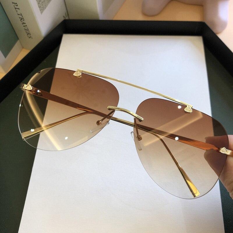 Metal rimless Stevvex sunglasses with gradient UV-protected lenses, offering a sleek, modern look and sun protection.