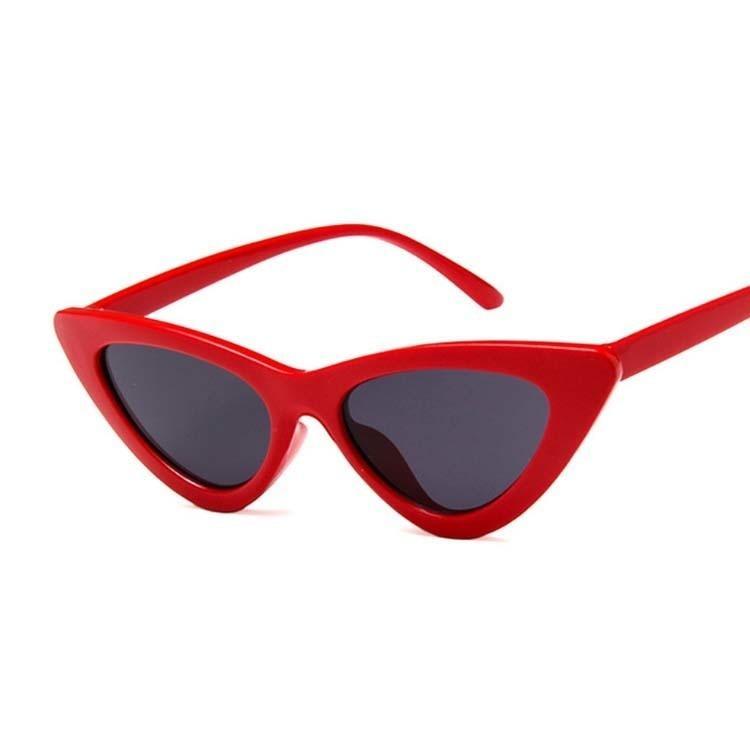Stevvex retro cat eye sunglasses for women with UV400 protection, featuring bold black frames and stylish vintage design.