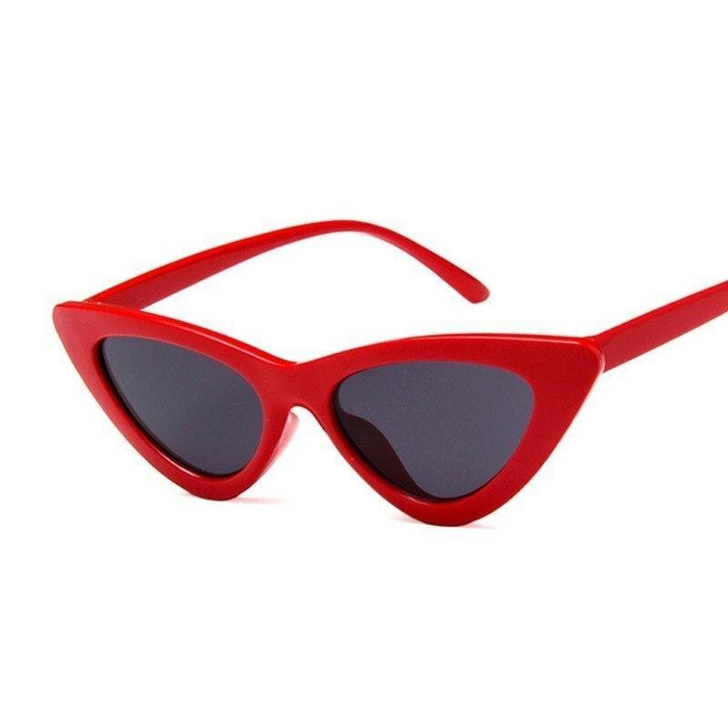 Retro cat eye sunglasses for women by Stevvex with UV400 protection, featuring bold black frames and stylish vintage design.