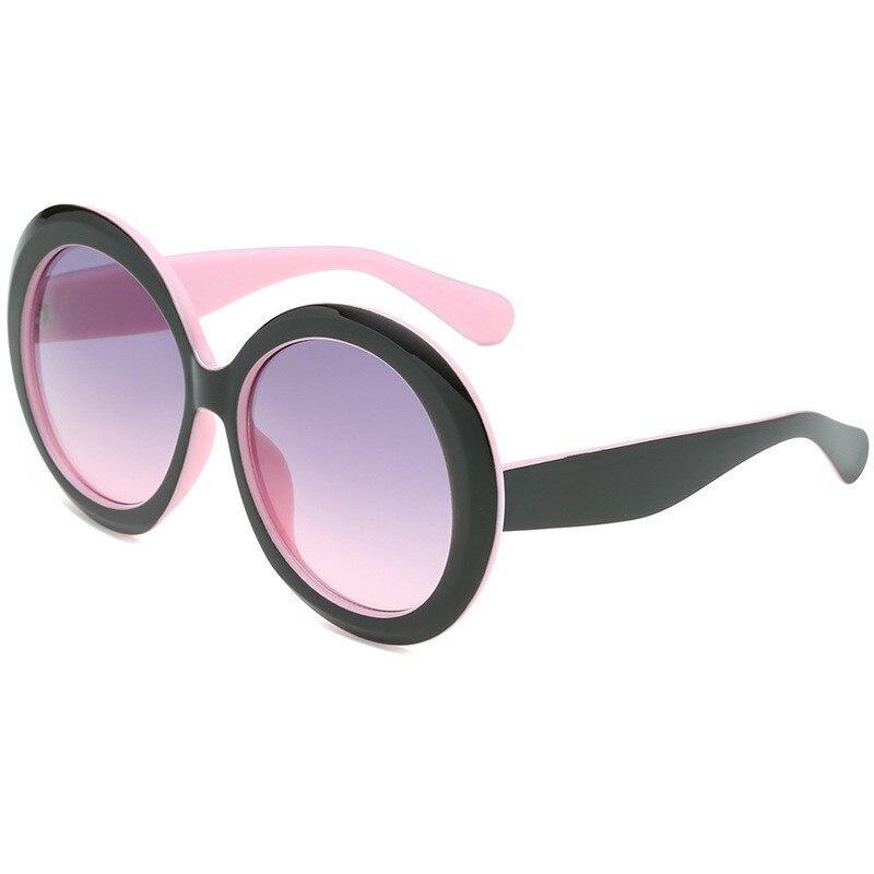 Oversized oval vintage Stevvex sunglasses with UV400 protection, featuring elegant design and dark tinted lenses.