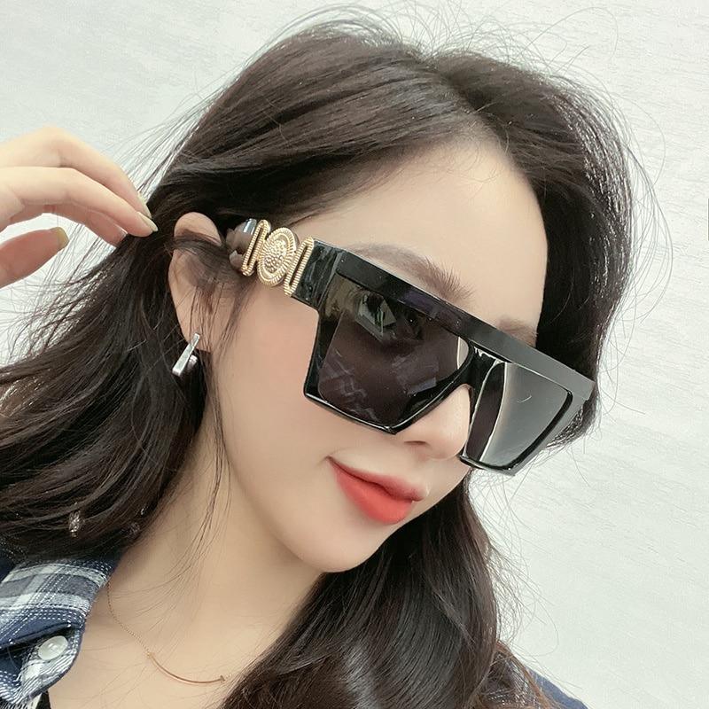 Fashionable oversized square sunglasses by Stevvex with a vintage style and big frame, suitable for women and men.