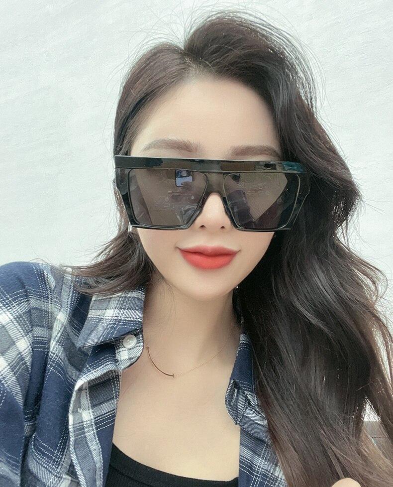 Fashionable oversized square sunglasses for women and men by Stevvex, featuring a vintage style and large flat-top frame.