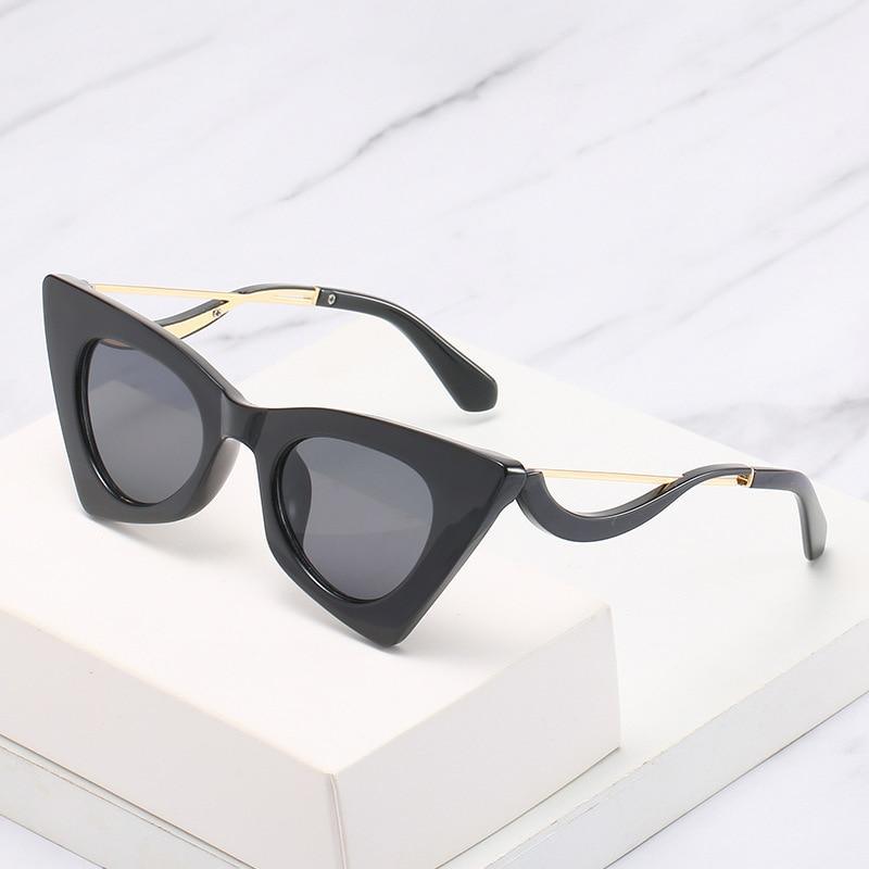 Women’s vintage retro cat eye sunglasses by Stevvex with square frames, trendy and fashionable for street style.
